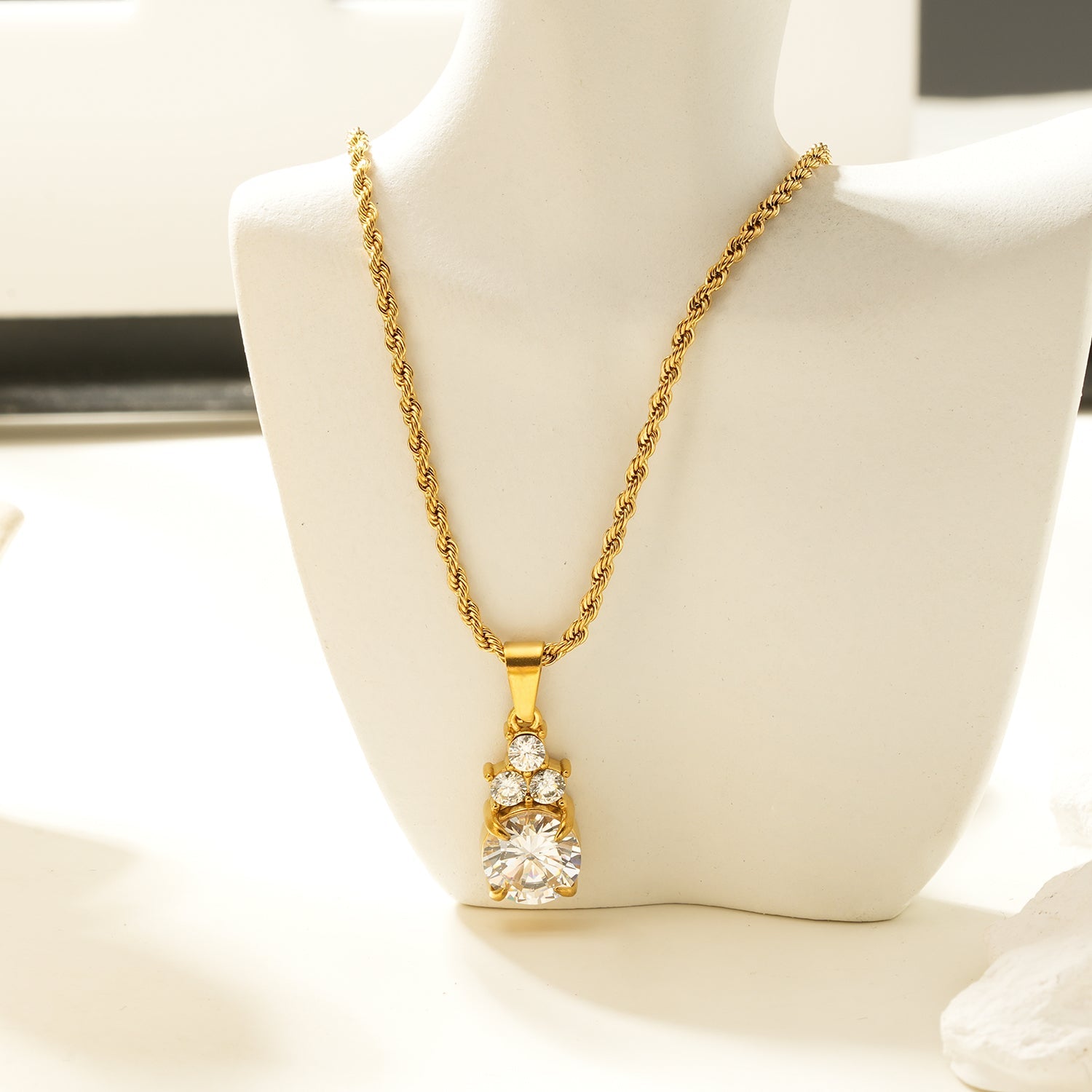 DANAE Gold: Textured Rope Chain with Zirconia Gems Pendant – Trio of Mini Stones on a Larger Gem