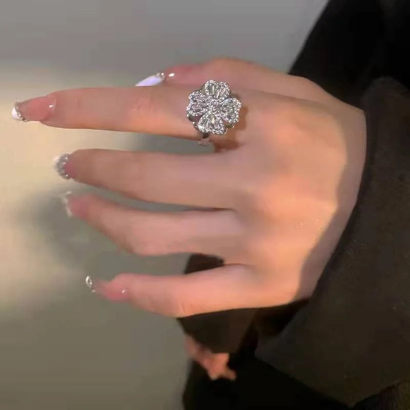 Bague de fleur en cristal de zircon rotative Haut de gamme Style simple et cool Classique à lumière ouverte Bague rétro de luxe Bague en trèfle à quatre feuilles